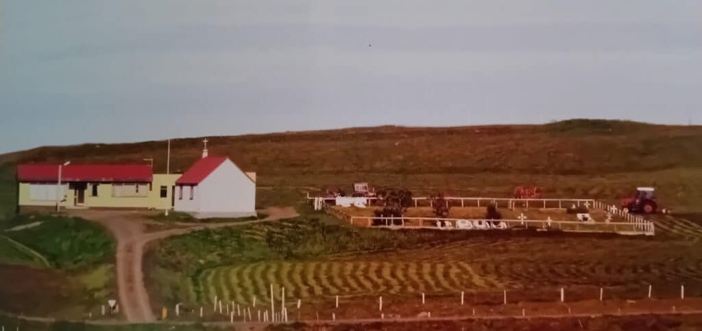 Fellskirkjugarður í Sléttuhlíð - Séð úr austri til bæjarhúsa í Felli (18.08.2015). Kirkjan stendur austast á bæjarstæðinu og kirkjugarðurinn norðan við hana. - Mynd: Byggðasaga Skagafjarðar VIII, s. 169