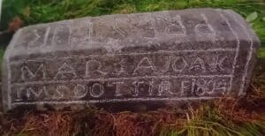 Stóra-Holtskirkjugarður - Steinn séra Páls á Knappsstöðum og Maríu Jóakimsdóttur konu hans.. Á hann er höggvið: Prestur PALL THOMASSON F 1798 KNAPPSTDM. Á hinni hliðinni stendur: MARJA JOAKIMSDOTTIR F 1804. Byggðasaga Skagafjarðar IX, s. 343