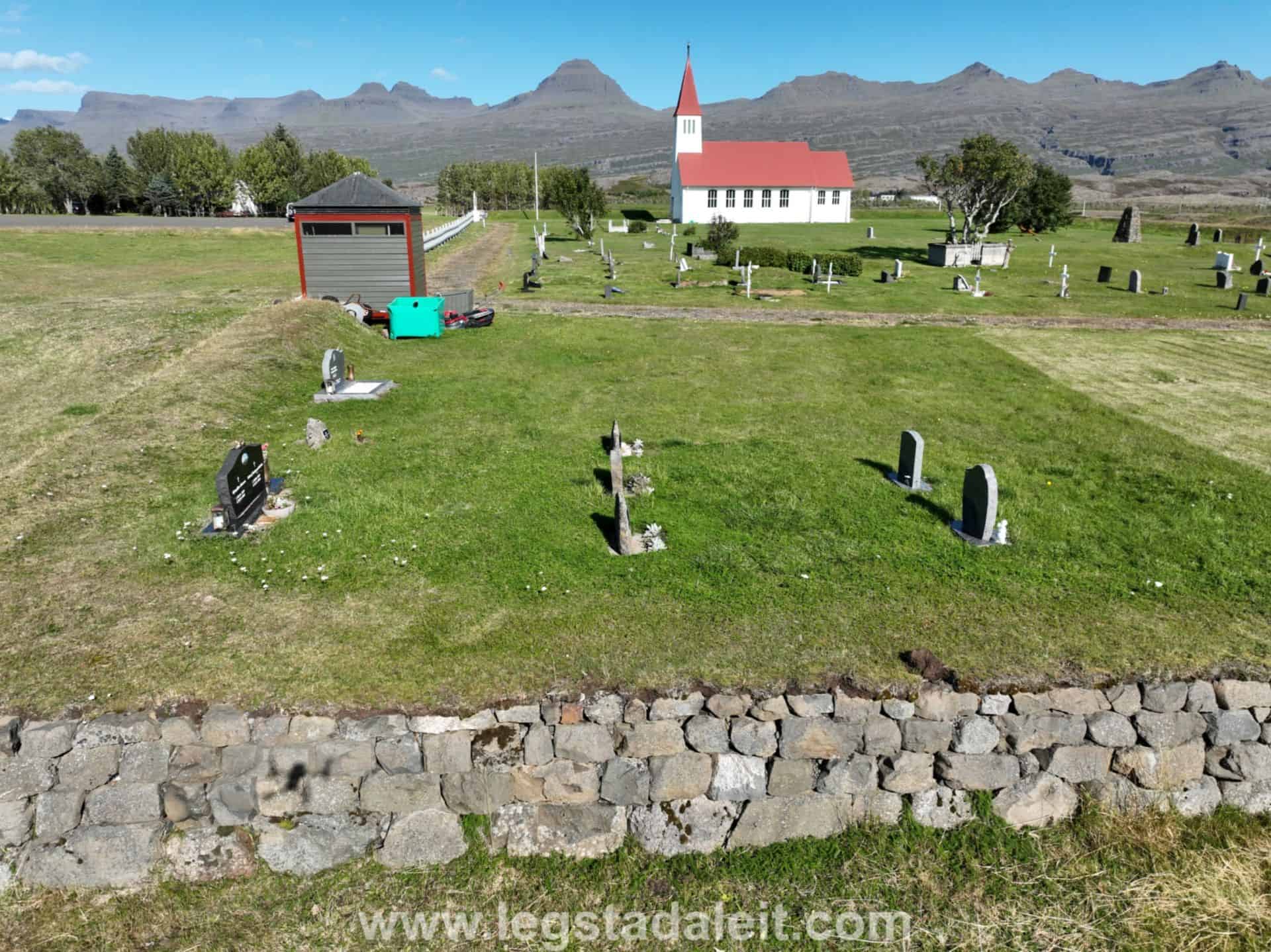 Heydalakirkjugardur-DJI_0977